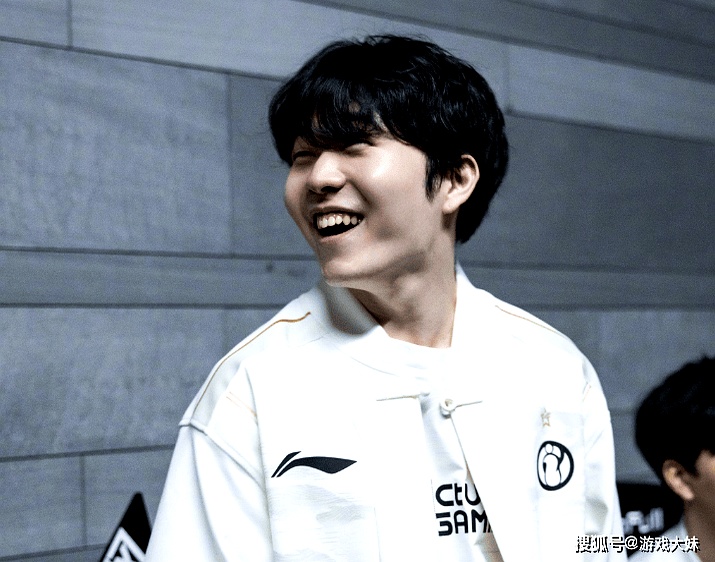 Doinb焦点对战,Scout与50激战巴塞罗那分钟,领先优势明显胜负难料!观众掌声雷动 Doinb焦点对战,Scout与50激战巴塞罗那分钟,领先优势明显胜负难料!观众掌声雷动