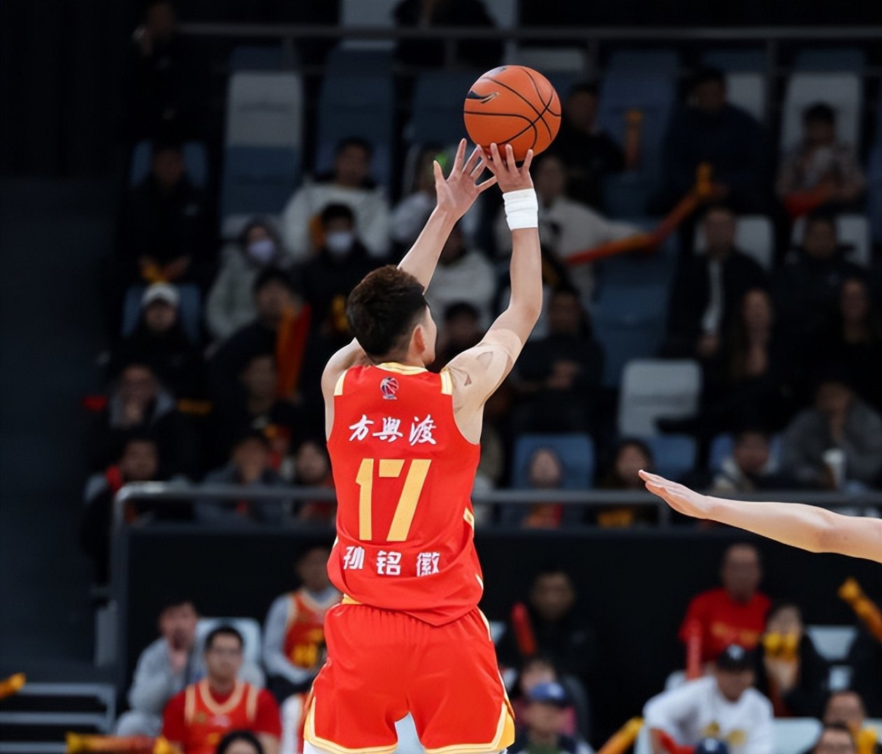 深圳男篮训练开放日，加时末段强势反弹引欢呼，欧篮联在即，更衣室氛围转暖